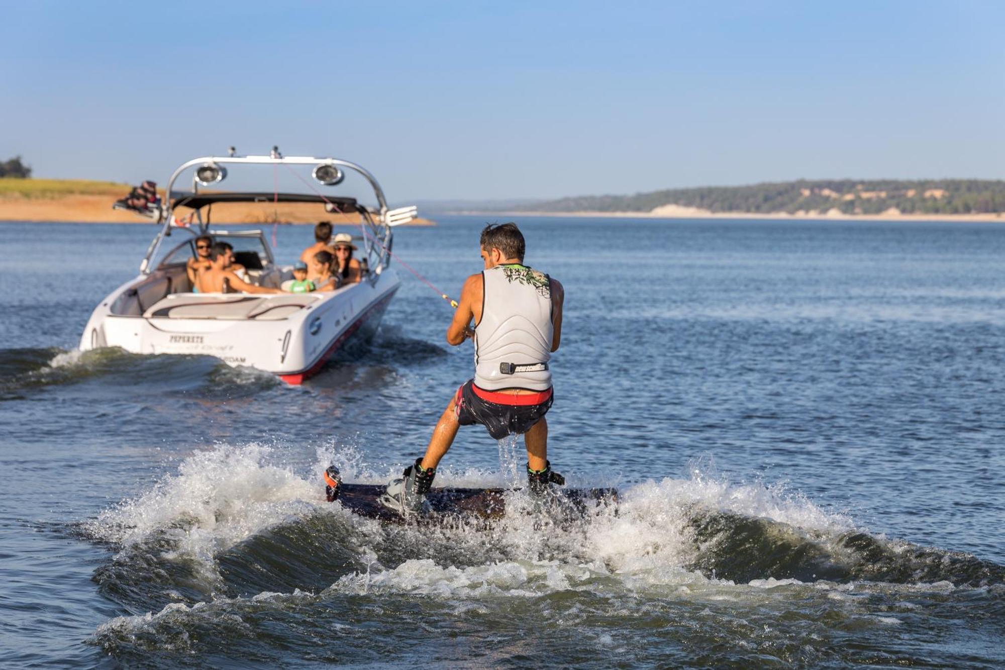 Ap Lago Montargil - Conference & Spa Ngoại thất bức ảnh A wakeboarder